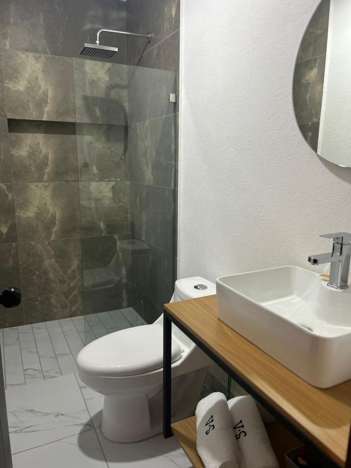Vidrio Suites Col Americana Guadalajara Bagian luar foto