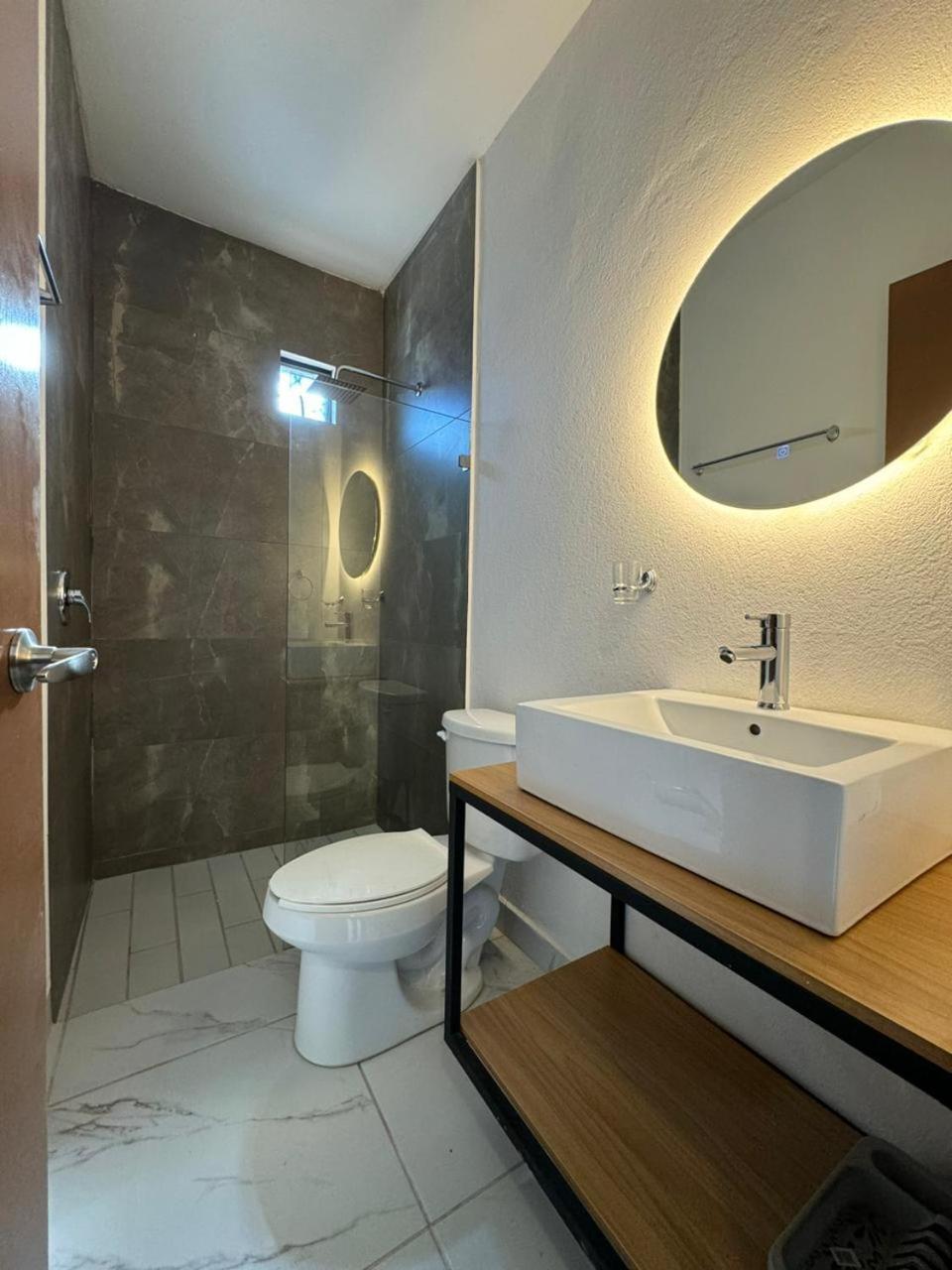 Vidrio Suites Col Americana Guadalajara Bagian luar foto